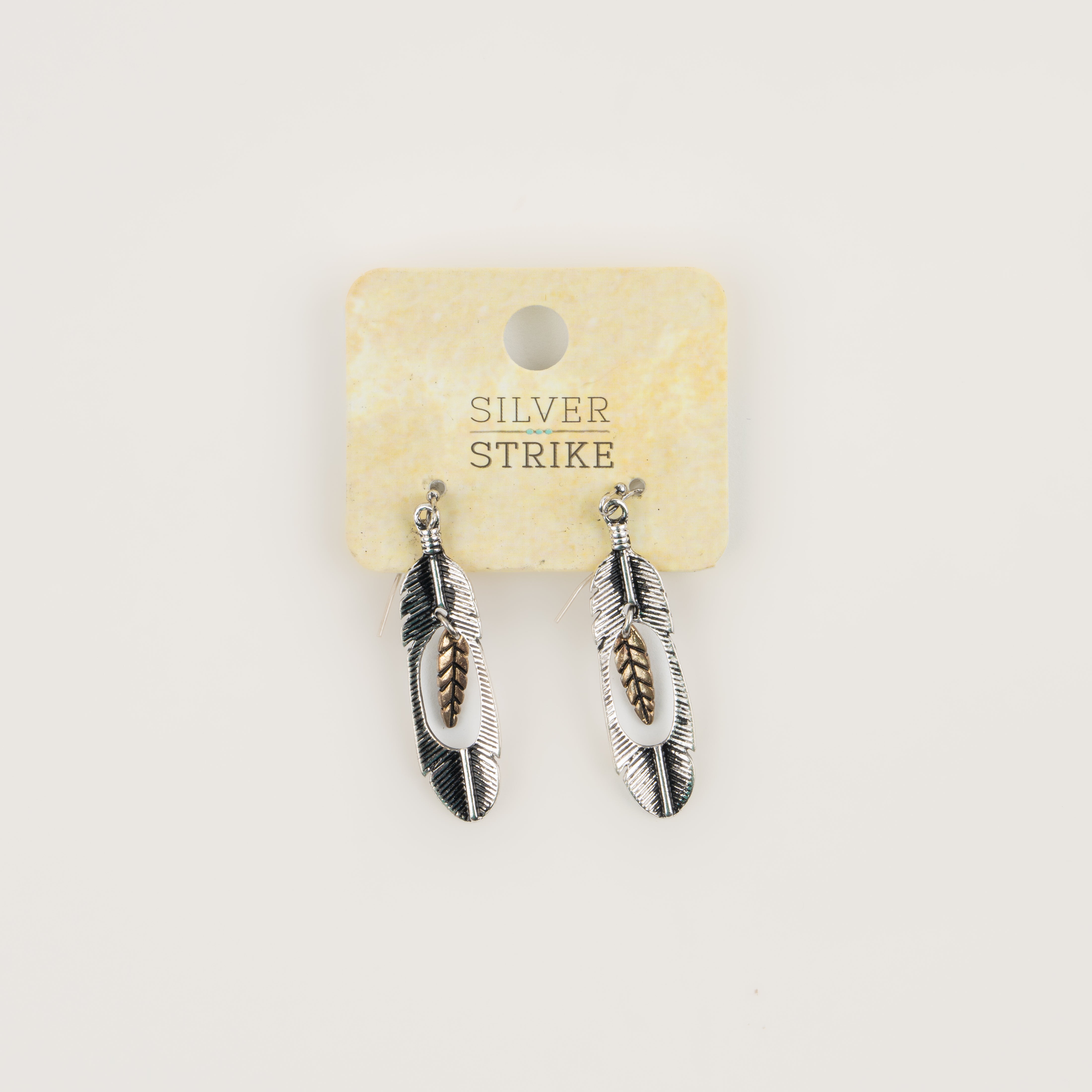 Aretes Silver Strike Pluma Dorada